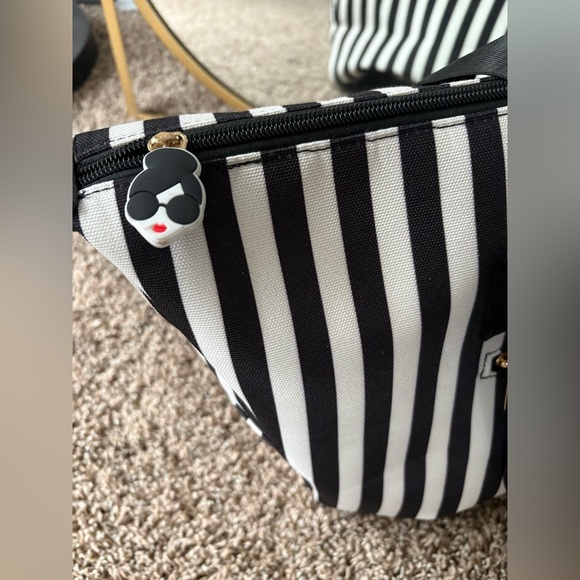 Alice + Olivia Duffel Bag Black White Vacation Weekender Tote Travel Carry On - Picture 3 of 12